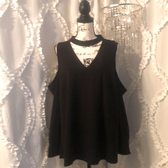City Chic Tops - 🎁 5/$25 Cold Shoulder Top